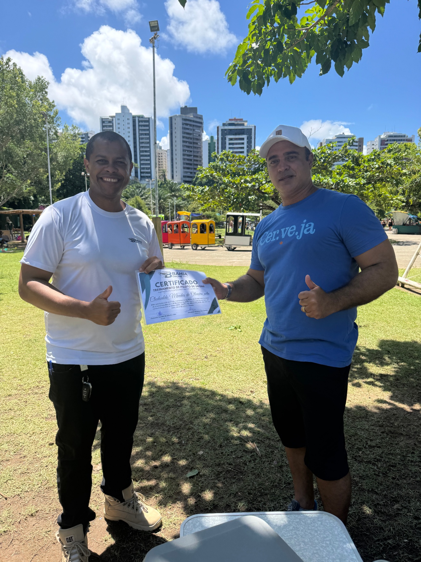 Entrega de certificado ao aluno em atividade prática ao ar livre