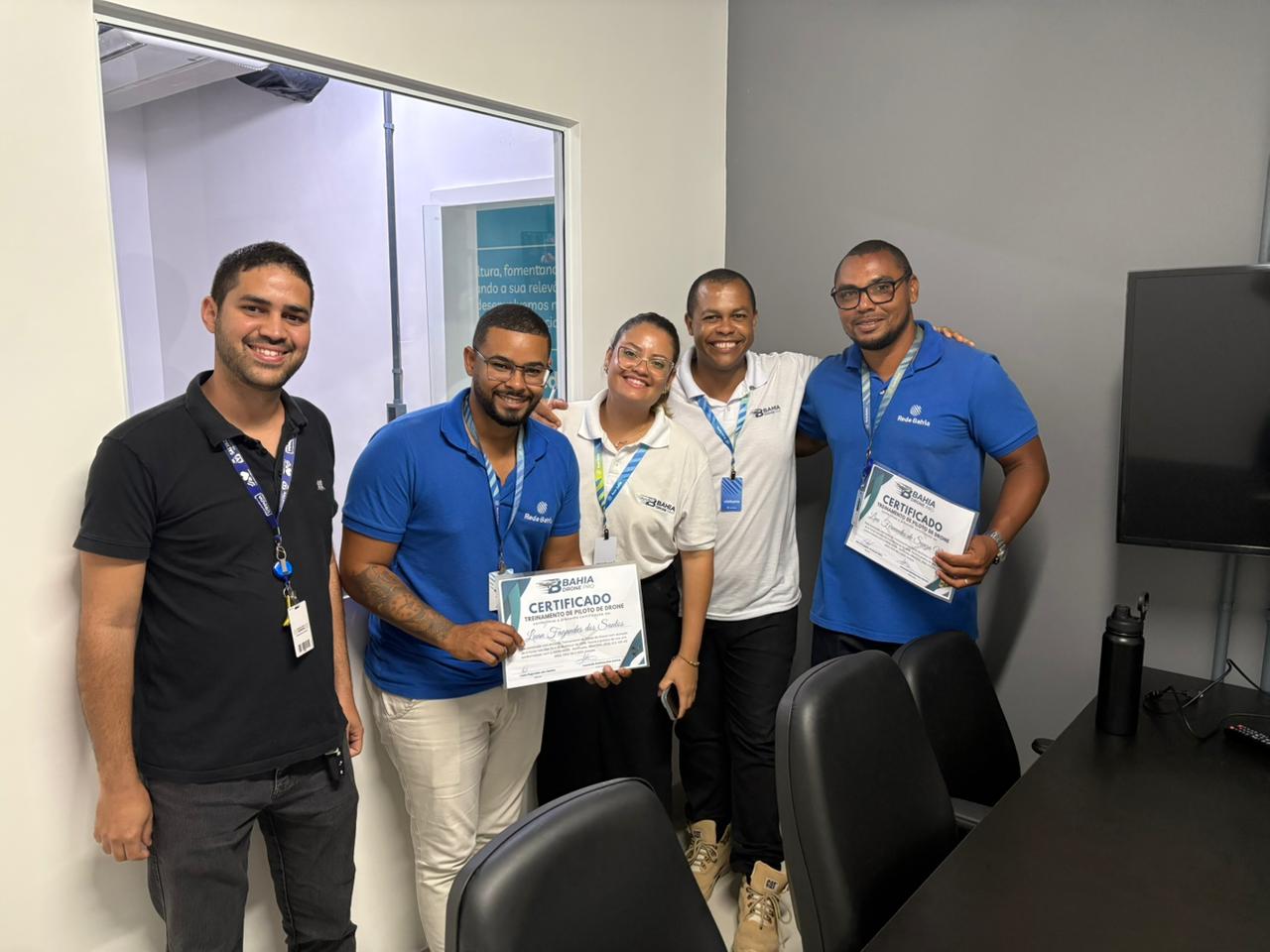 Turma reunida em sala com certificados após o treinamento