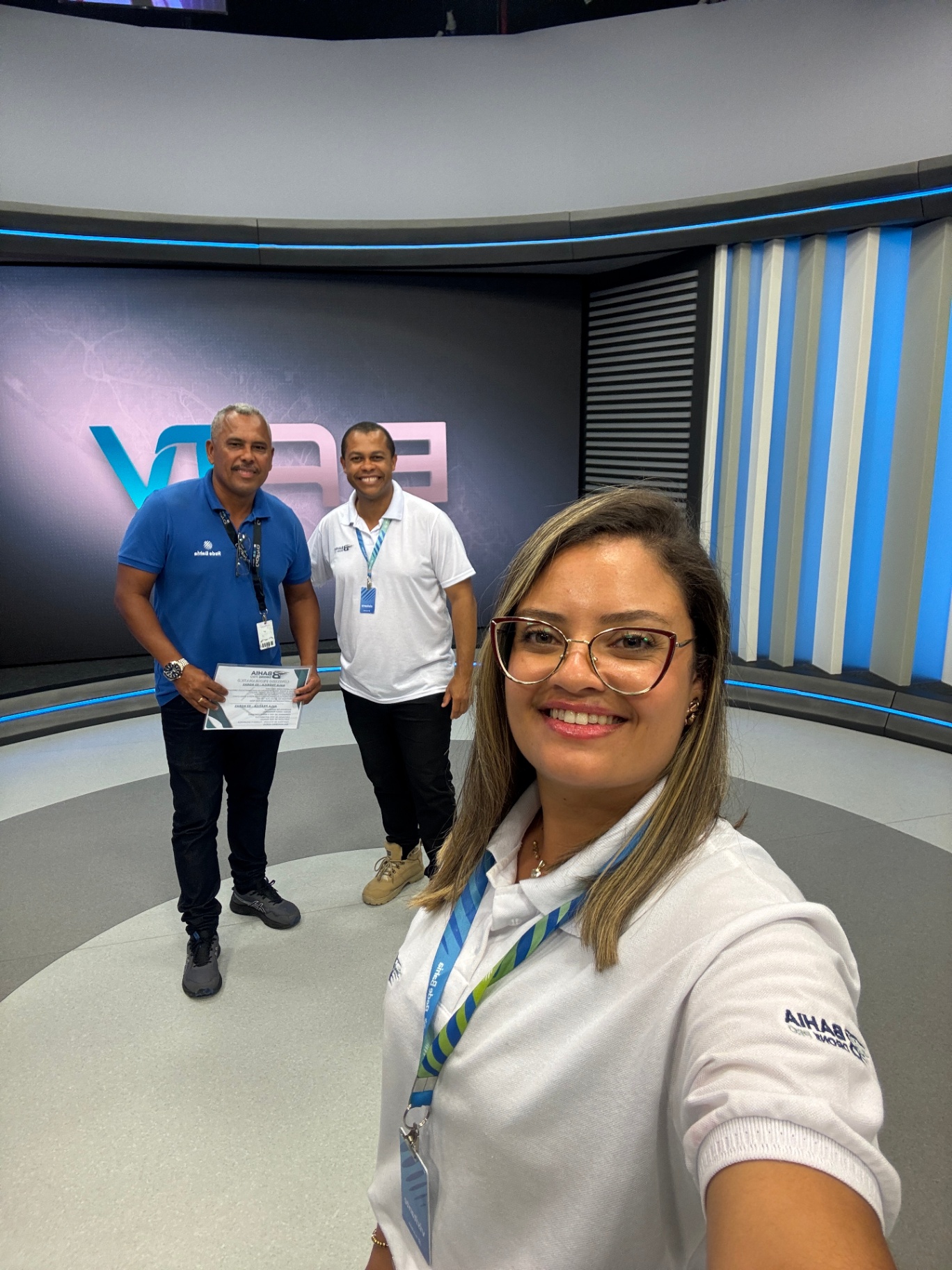 Alunos e instrutor em registro da imersão em estúdio com certificado