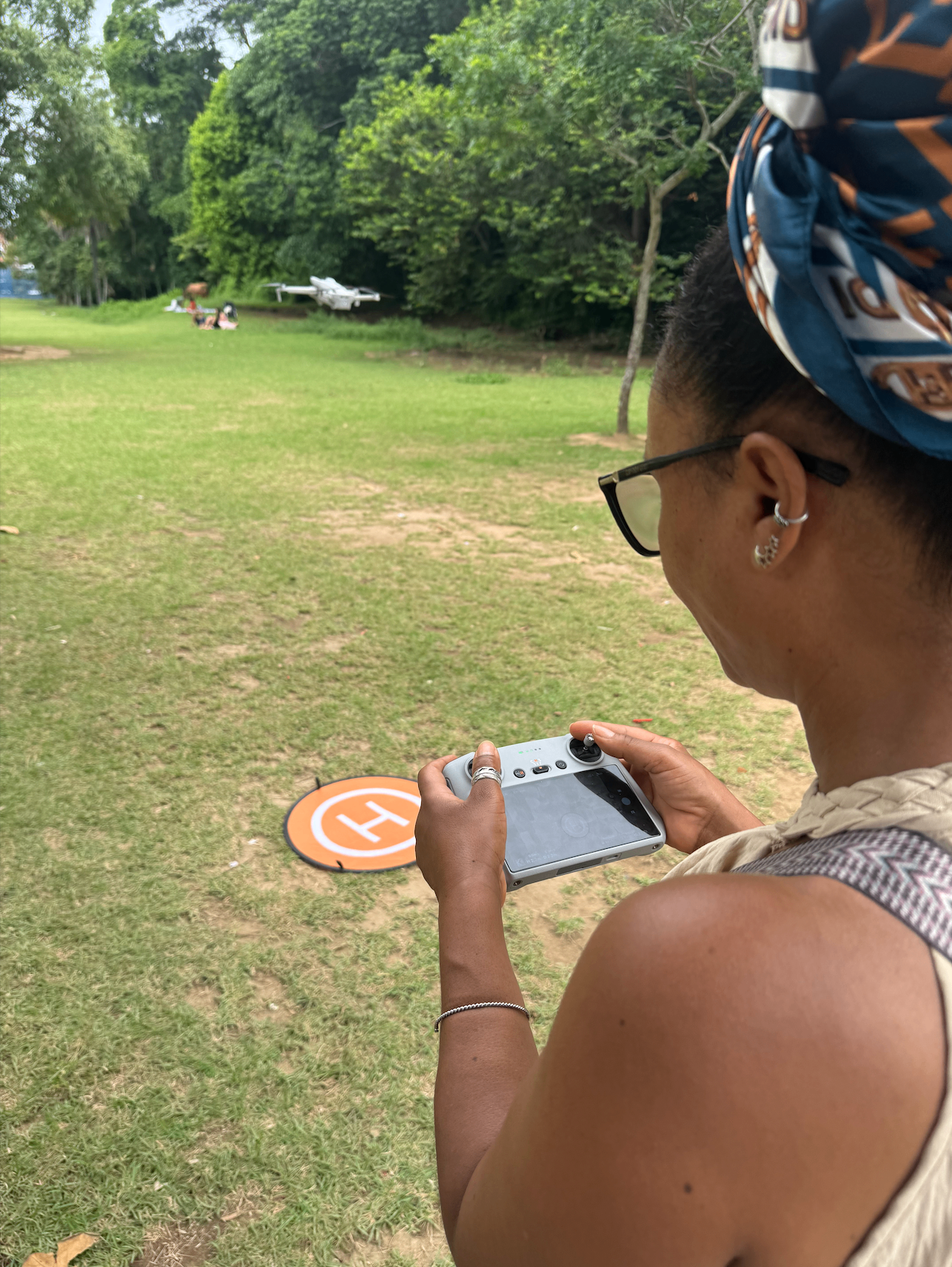 Participante controlando drone durante prática ao ar livre